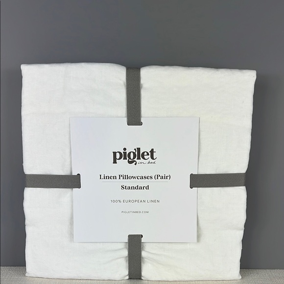 Piglet in Bed 100% European Linen Pillowcases Pair White Standard 20 x 26 NEW - Picture 1 of 6